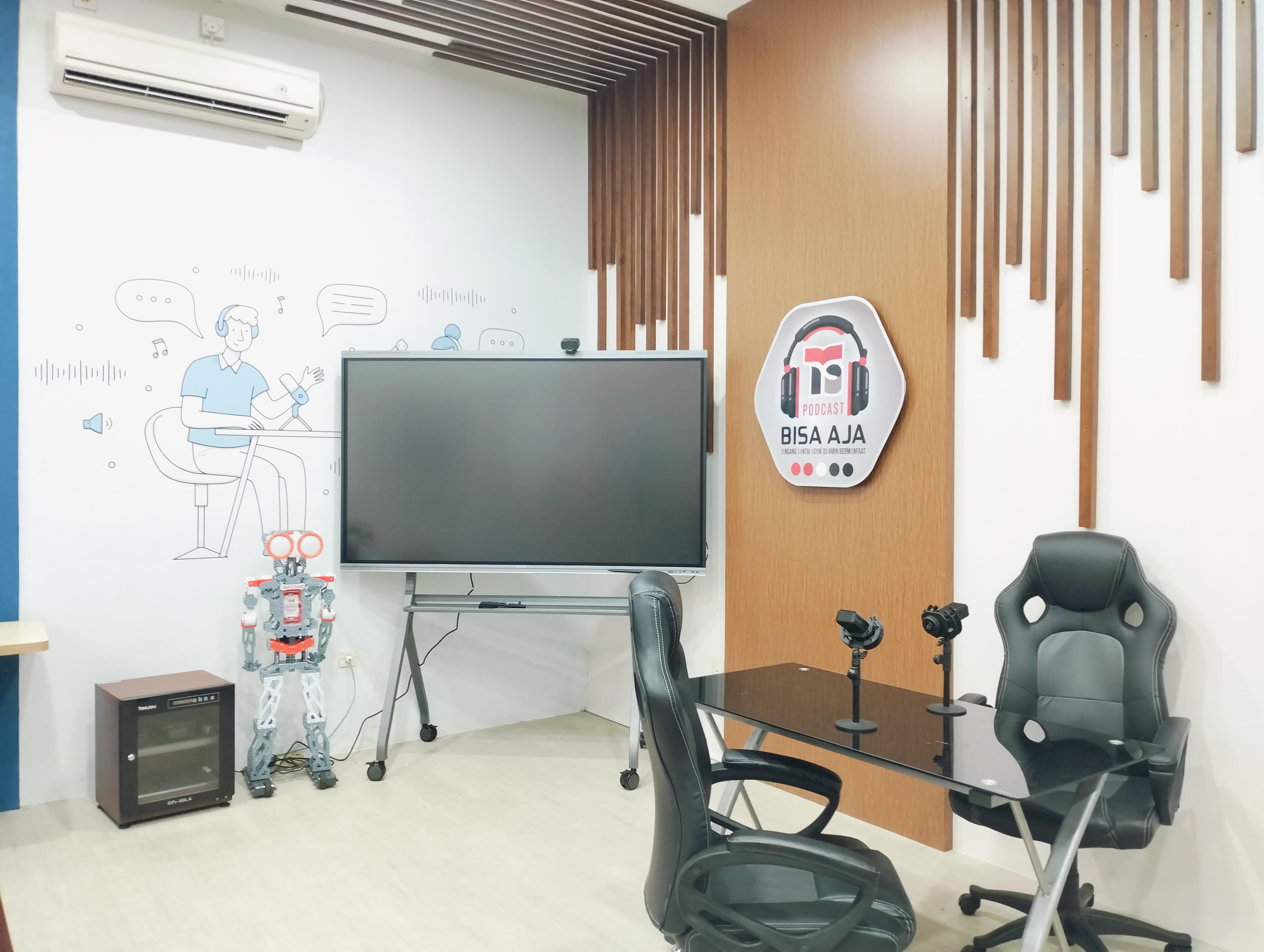 Ruang Multimedia dengan papan tulis pintar yang terkoneksi internet